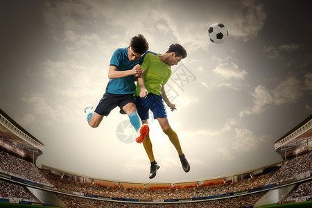 两名足球运动员踢球高清图片