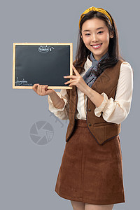 年轻女孩拿着一块黑板高清图片