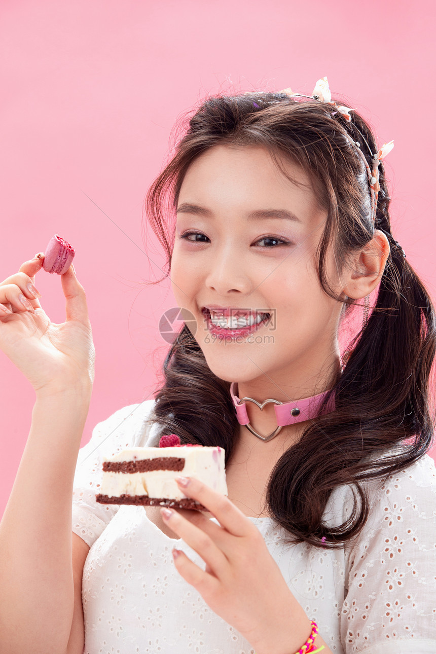 年轻女孩吃蛋糕图片