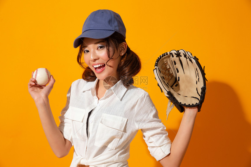 年轻女孩打棒球图片