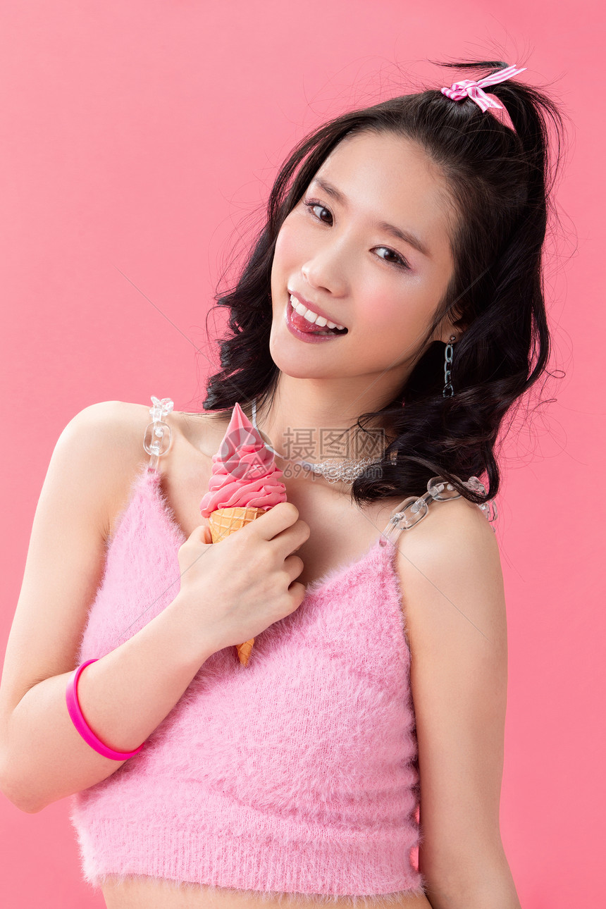 快乐的年轻女孩吃冰淇淋图片