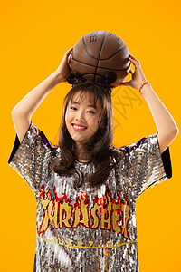 年轻女孩拿着篮球高清图片