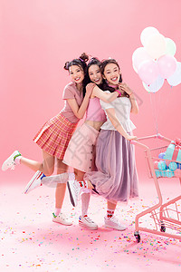 三个鲜艳气球快乐的年轻女孩背景