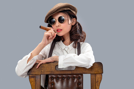墨镜雪茄金链子复古装扮的年轻女孩背景