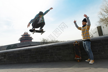 郭京飞复古前卫玩滑板的年轻人背景