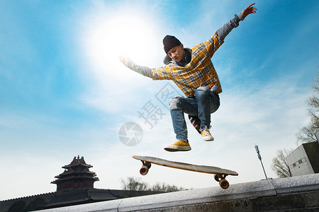 郭京飞复古前卫玩滑板的年轻人背景