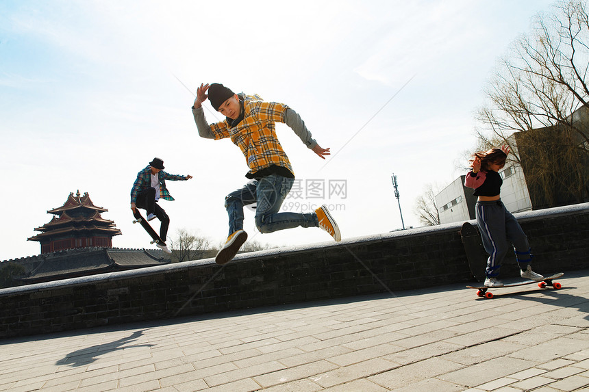 玩滑板的年轻人图片