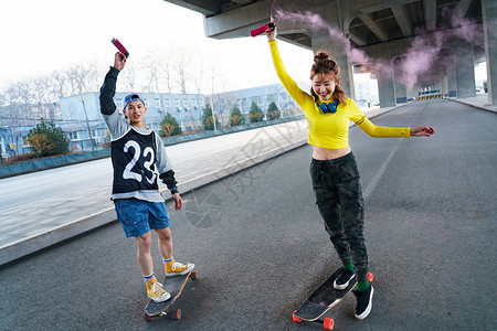 动态烟雾素材玩滑板的年轻人背景