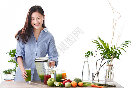 青年女人使用榨汁机高清图片