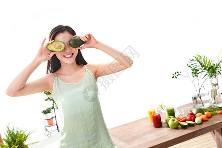 拿着水果的青年女人背景图片