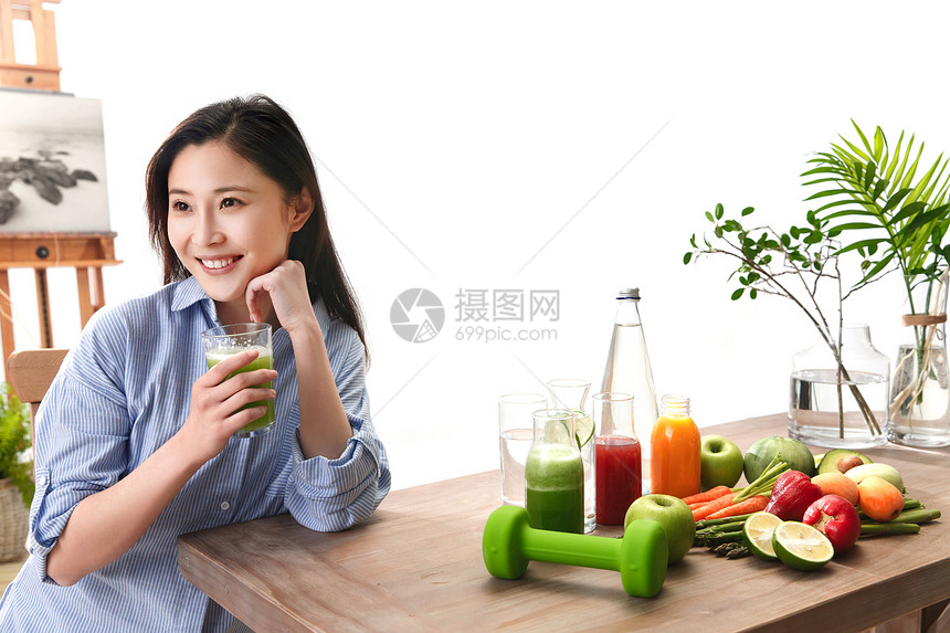 青年女人喝果汁图片