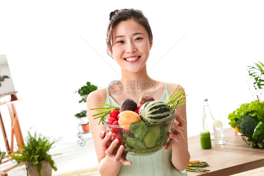 青年女人拿着新鲜水果蔬菜图片