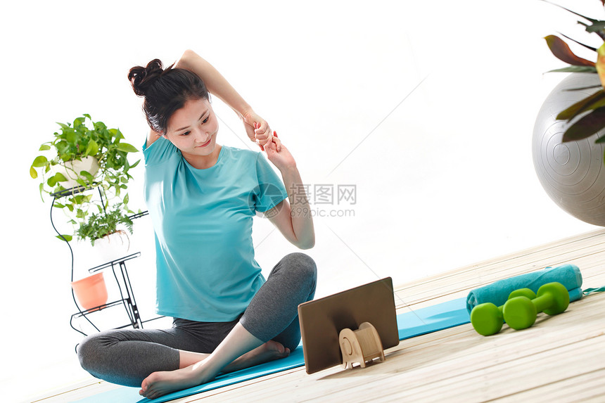 青年女人在线直播健身图片