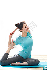 积极的地板练瑜伽的青年女人背景