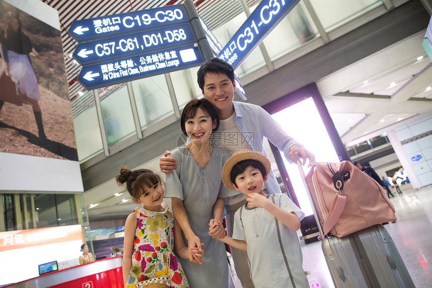 快乐家庭在机场图片