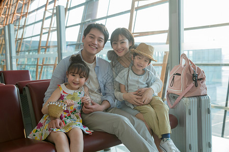 快乐家庭在机场候机厅图片