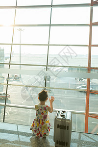 一个小女孩在机场候车厅往外看图片