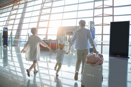 航空包一家三口在机场候机厅背景