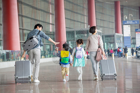 快乐家庭拿着行李在机场高清图片