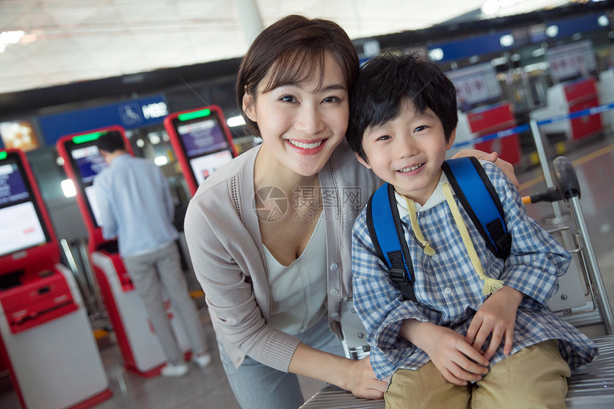 年轻妈妈带着孩子旅行图片