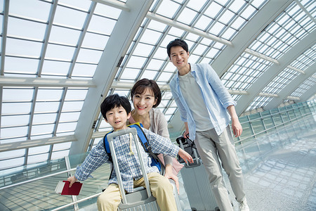 在机场的一家三口快乐旅行图片