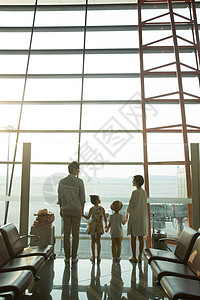 幸福家庭在机场候机厅往外看图片