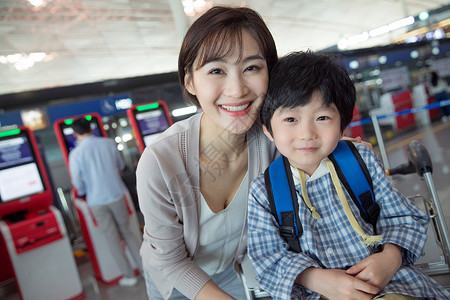 年轻妈妈带着孩子旅行图片