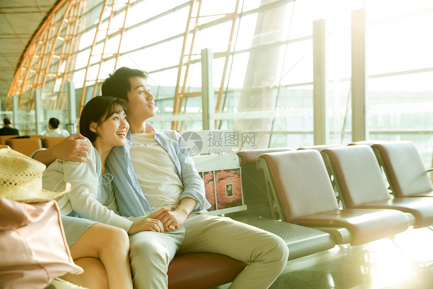 青年情侣坐在机场候机厅图片