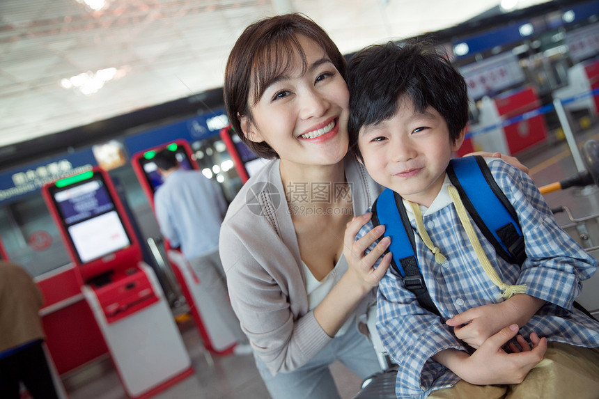 年轻妈妈带着孩子旅行图片