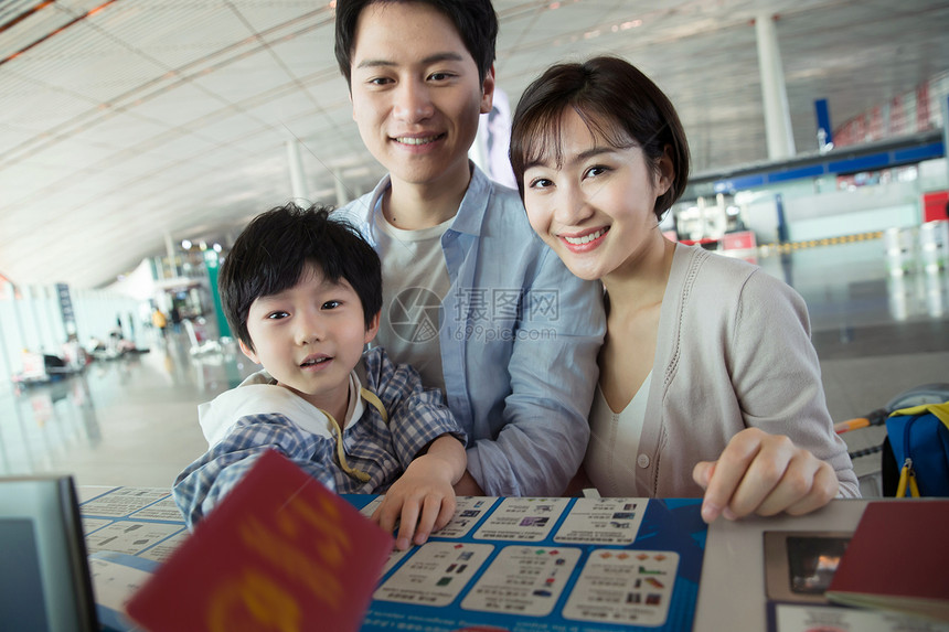 一家三口在机场出示护照图片