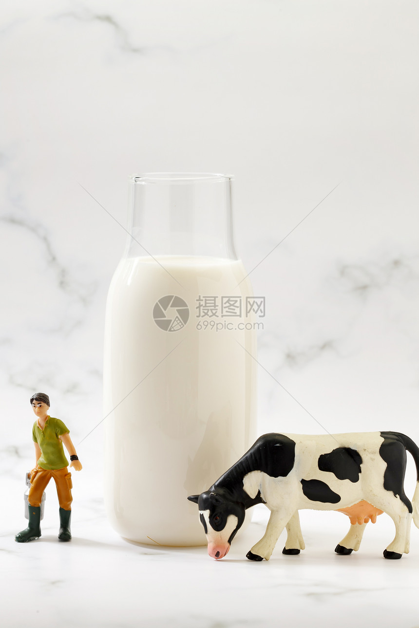 奶牛和牛奶图片