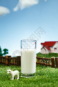 牛奶牧场蓝天草地牛奶盒高清图片