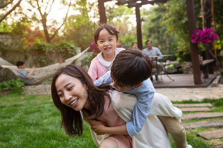 妈妈和孩子在院子里玩耍图片