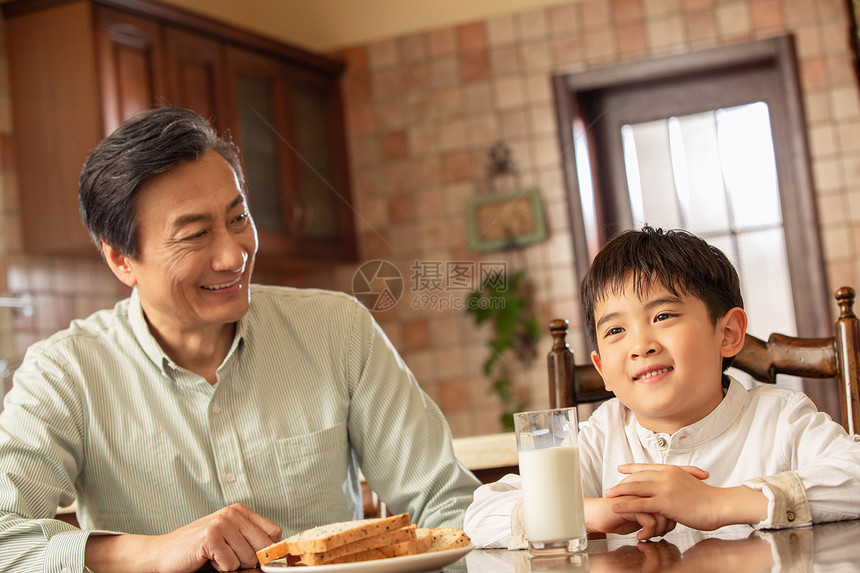 爷爷看着孙子吃饭图片