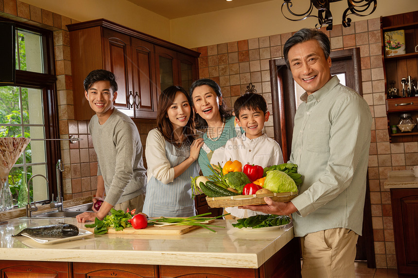 快乐家庭在厨房里做饭图片