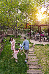 快乐家庭在庭院里玩耍高清图片