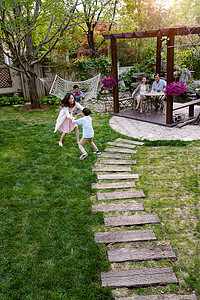 天翼网络快乐家庭在庭院里玩耍背景