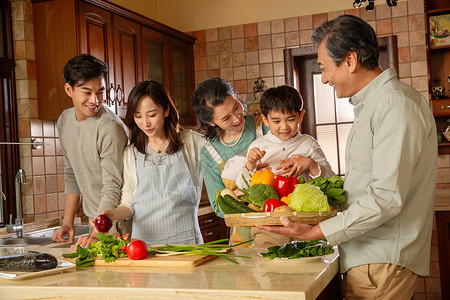 快乐家庭在厨房里做饭图片