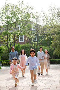 天跑快乐家庭在小区里散步背景