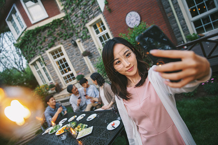 烧烤红酒素材快乐大家庭在庭院里用餐背景