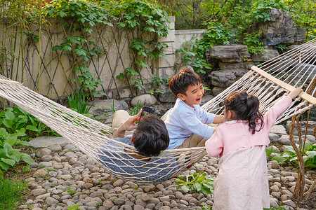 父亲和孩子在院子里玩耍图片