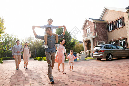 快乐家庭在小区里散步高清图片