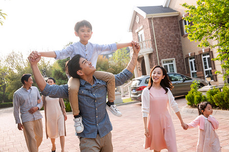 快乐家庭在小区里散步图片