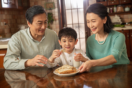 爷爷奶奶看着孙子吃饭图片