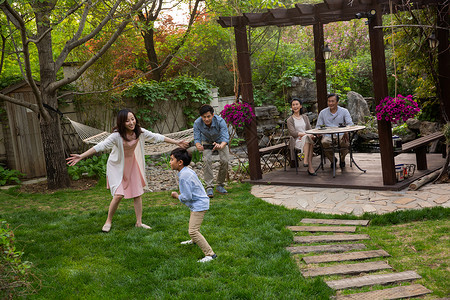 天翼网络快乐家庭在庭院里玩耍背景