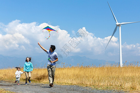 动力放松快乐家庭在户外郊游背景