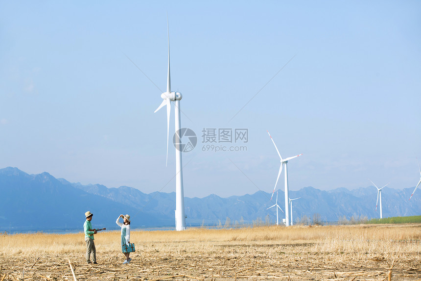 青年情侣郊游图片