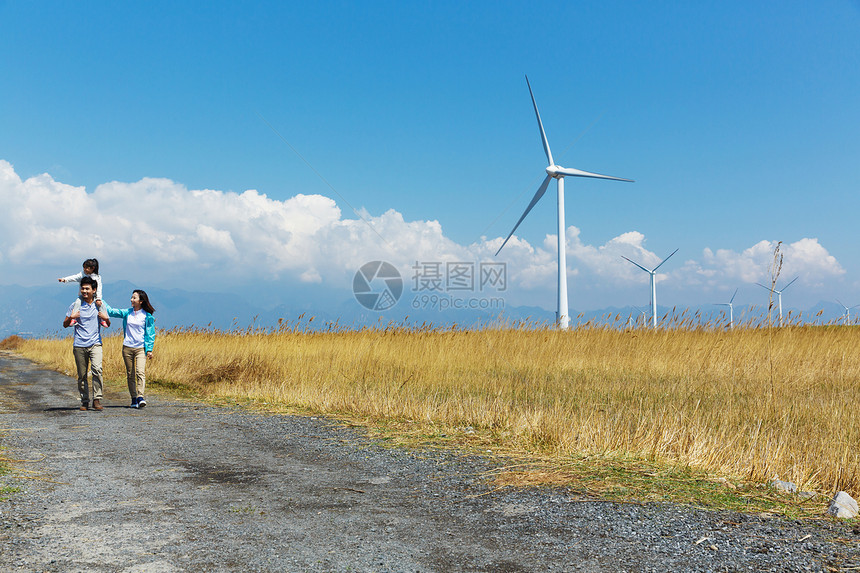 快乐家庭在户外郊游图片