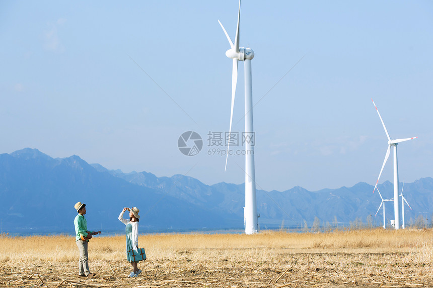 青年情侣郊游图片