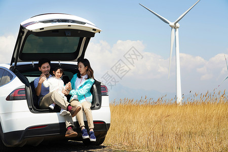 快乐家庭坐着汽车里图片
